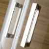 Detalle tirador mampara de ducha Angular S300 vidrio transparente